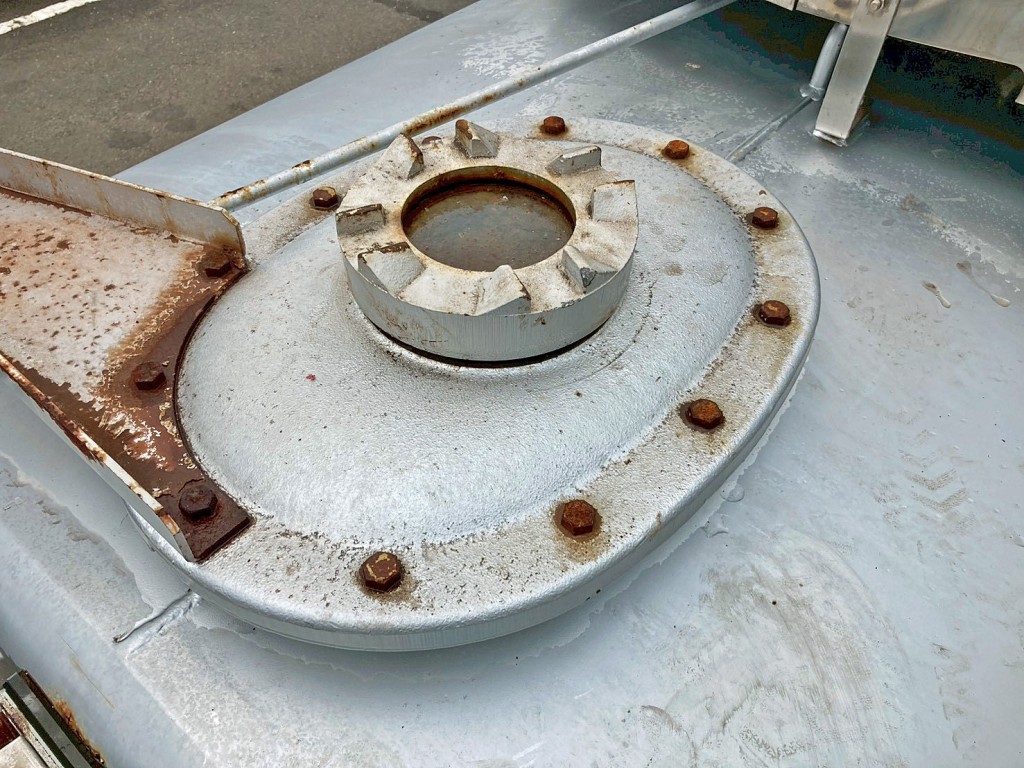 タンク上部覗き窓部締まり不良です。|日野 レンジャー ADG-FC7JCWA(2WD)の写真10