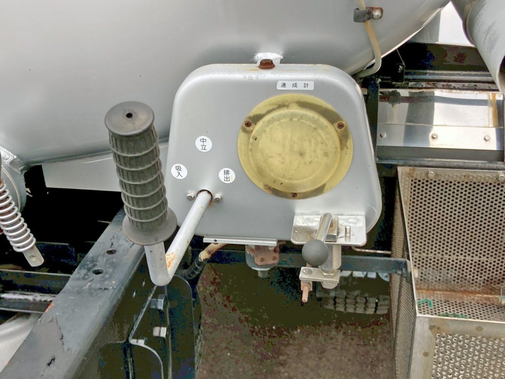 吸入・中立・排出の切り替えバルブと連成計です。|日野 レンジャー ADG-FC7JCWA(2WD)の写真14