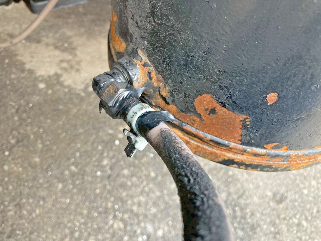 タンク付近ゴムホース部分にテープ補修箇所があります。|日野 レンジャー ADG-FC7JCWA(2WD)の写真20