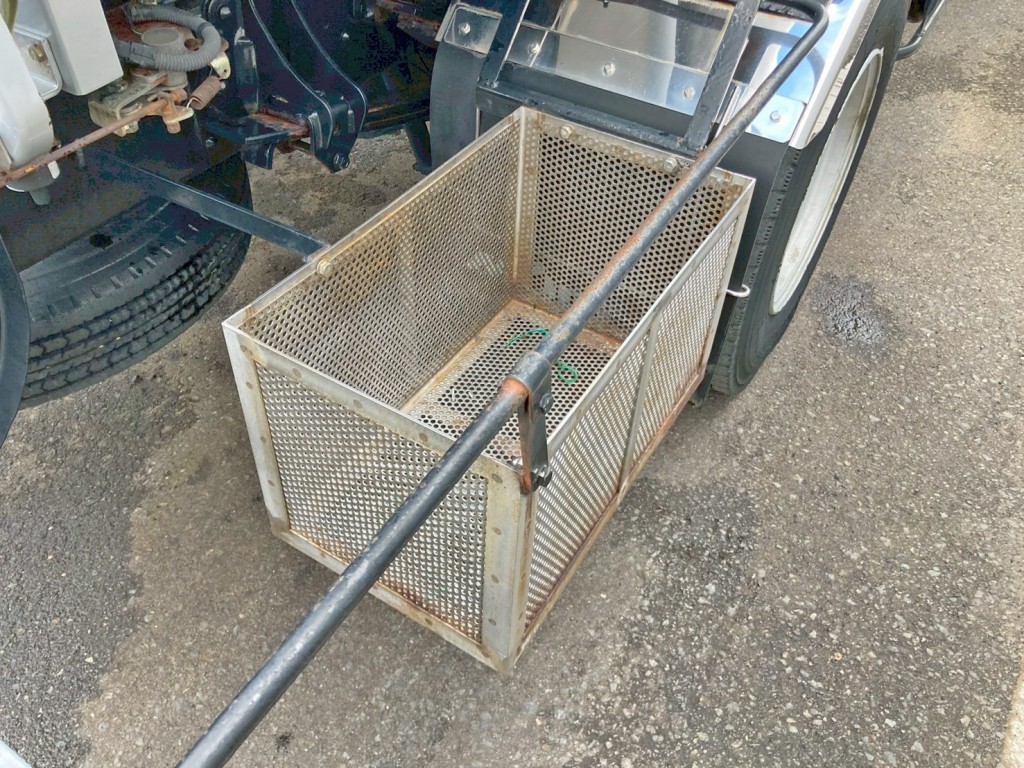 運転席側後方に物入れが付いています。|日野 レンジャー ADG-FC7JCWA(2WD)の写真25