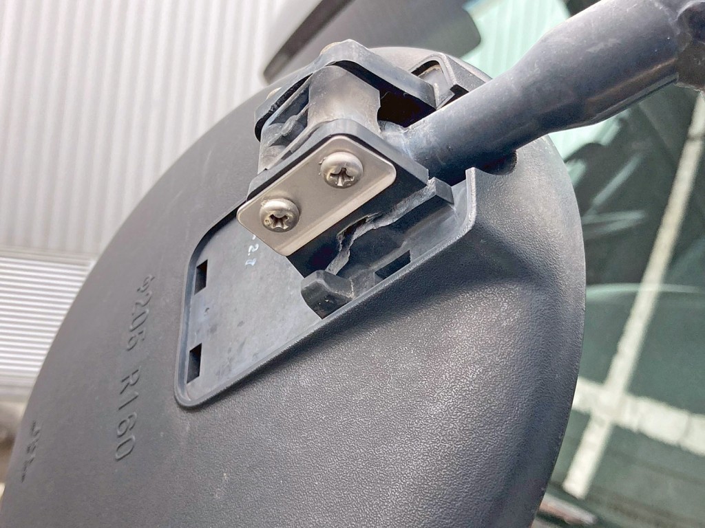 フロントアンダーミラー取付部に割れ・カバー欠品しています。|日野 レンジャー ADG-FC7JCWA(2WD)の写真28