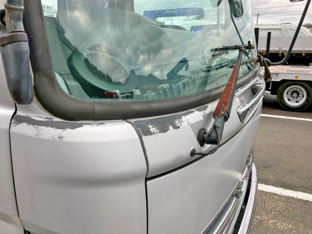フロントパネル上部に塗装剥がれがあります。(運転席側)|日野 レンジャー ADG-FC7JCWA(2WD)の写真30
