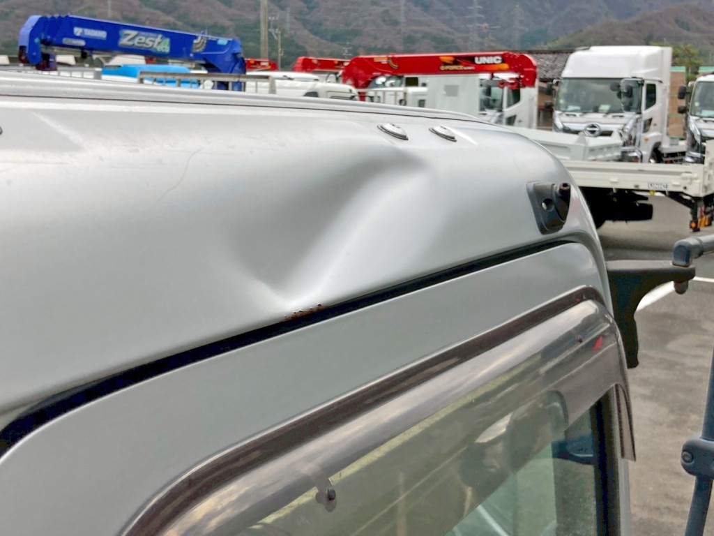 ルーフ運転席側にヘコミがあります。|日野 レンジャー ADG-FC7JCWA(2WD)の写真32
