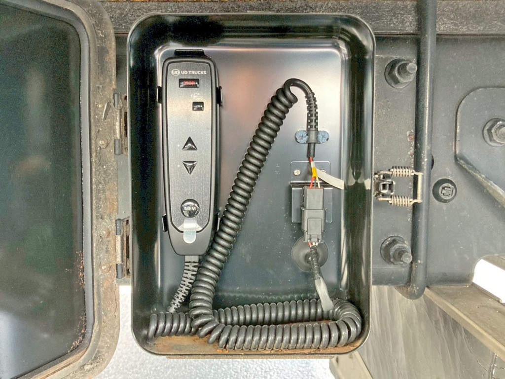 ボディー助手席側後方にエアサスのコントローラーが付いています。|UDトラックス クオン 2PG-CG5CAの写真7