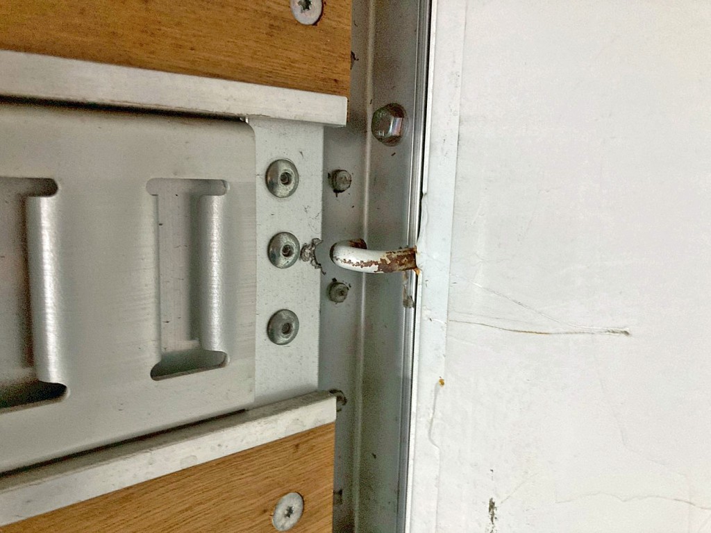 上部フック傍のラッシングレールにヘコミがあります。|UDトラックス クオン 2PG-CG5CAの写真15