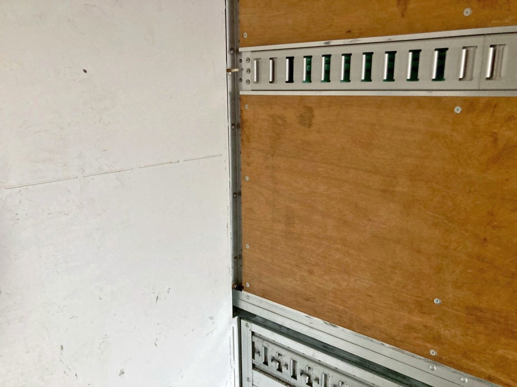 プロテクター運転席側の上下にフックが付いています。(下部フック欠損)|UDトラックス クオン 2PG-CG5CAの写真17