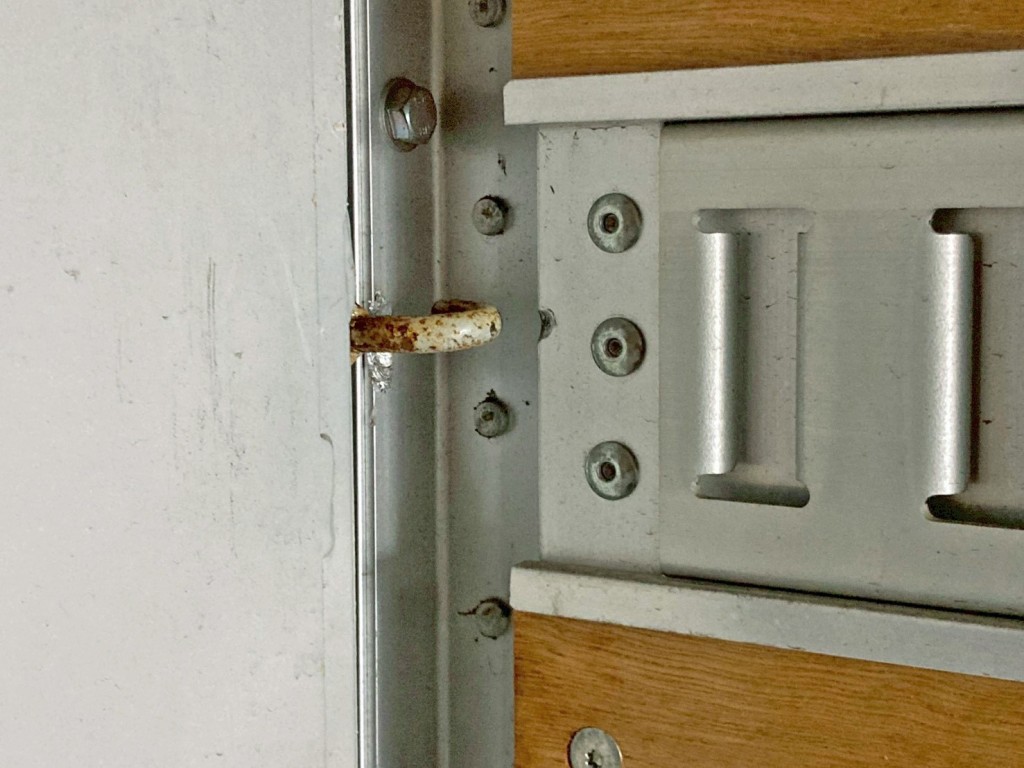 上部フック傍のラッシングレールにヘコミがあります。|UDトラックス クオン 2PG-CG5CAの写真18