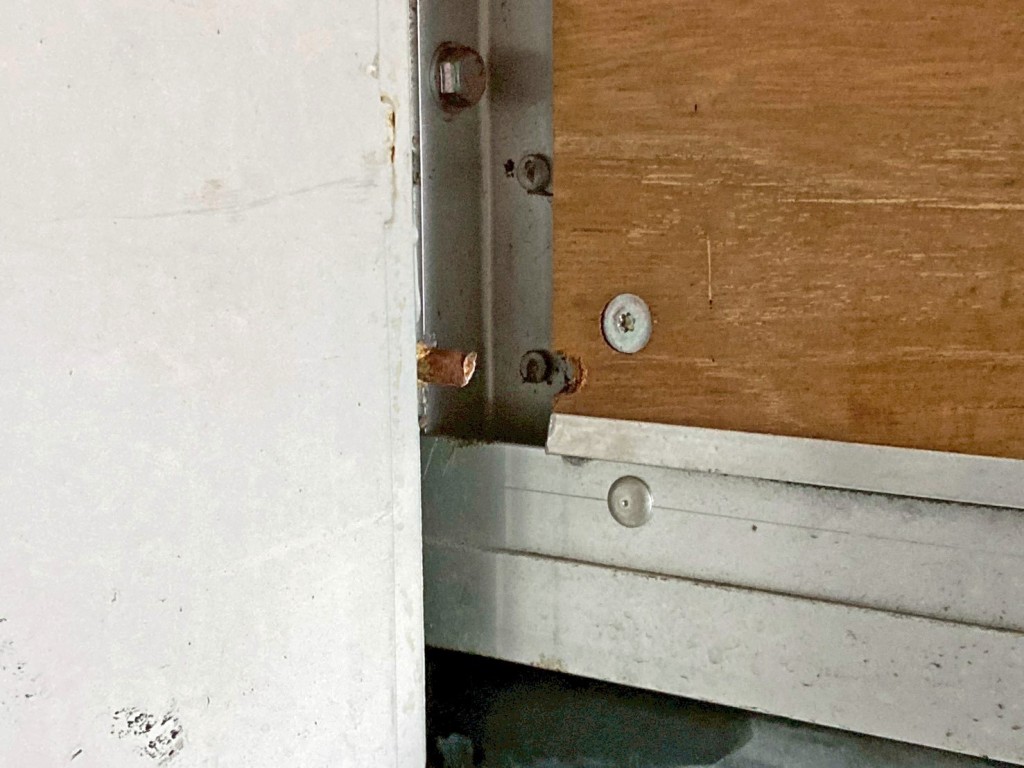 下部フックは欠損・フック付近のコンパネ板に割れがあります。|UDトラックス クオン 2PG-CG5CAの写真19