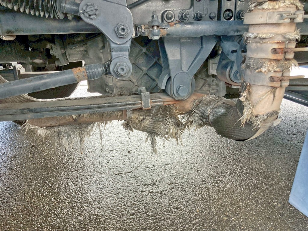 マフラーの断熱材が剥がれています。|UDトラックス クオン 2PG-CG5CAの写真21