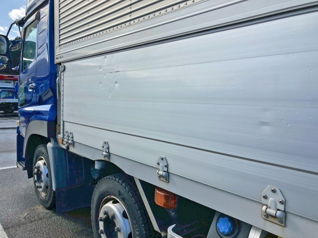 助手席側アオリ前方にヘコミがあります。|UDトラックス クオン 2PG-CG5CAの写真22