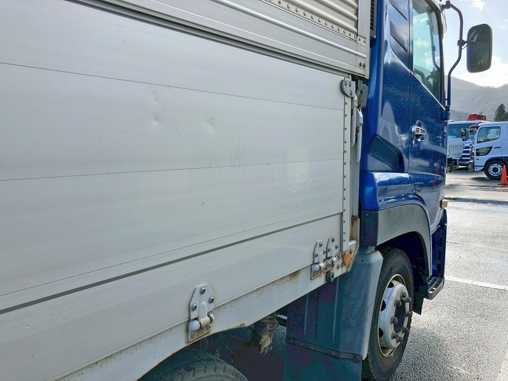運転席側アオリ前方にヘコミがあります。|UDトラックス クオン 2PG-CG5CAの写真23