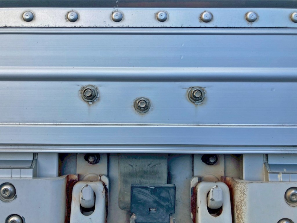 助手席側キャッチ取付部に亀裂があります。|UDトラックス クオン 2PG-CG5CAの写真25