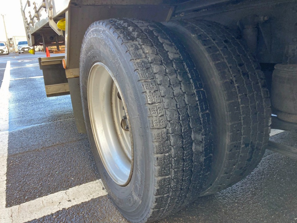 運転席側4軸目内側のタイヤがパンクしています。|UDトラックス クオン 2PG-CG5CAの写真28