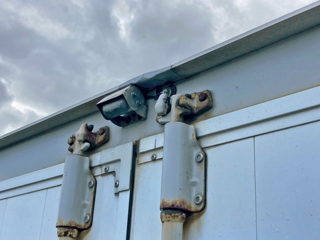 雨どい中央部にテープ補修箇所があります。|UDトラックス クオン 2PG-CG5CAの写真29