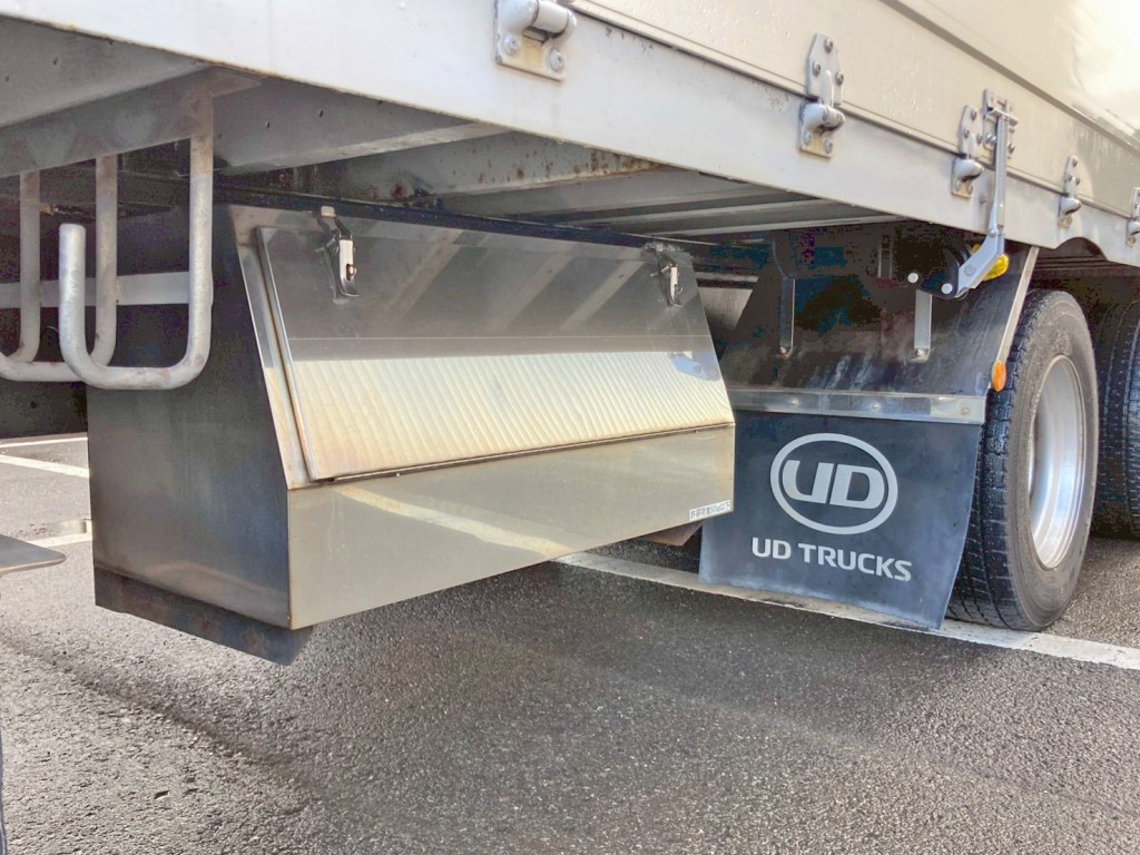 ボディー運転席側後方にステンレス製の工具箱が付いています。|UDトラックス クオン 2PG-CG5CAの写真33