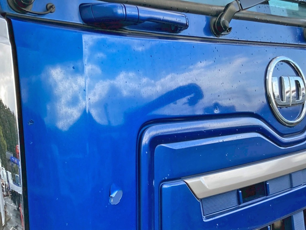 フロントパネルに塗装剥がれ 及び パテ補修箇所があります。|UDトラックス クオン 2PG-CG5CAの写真34