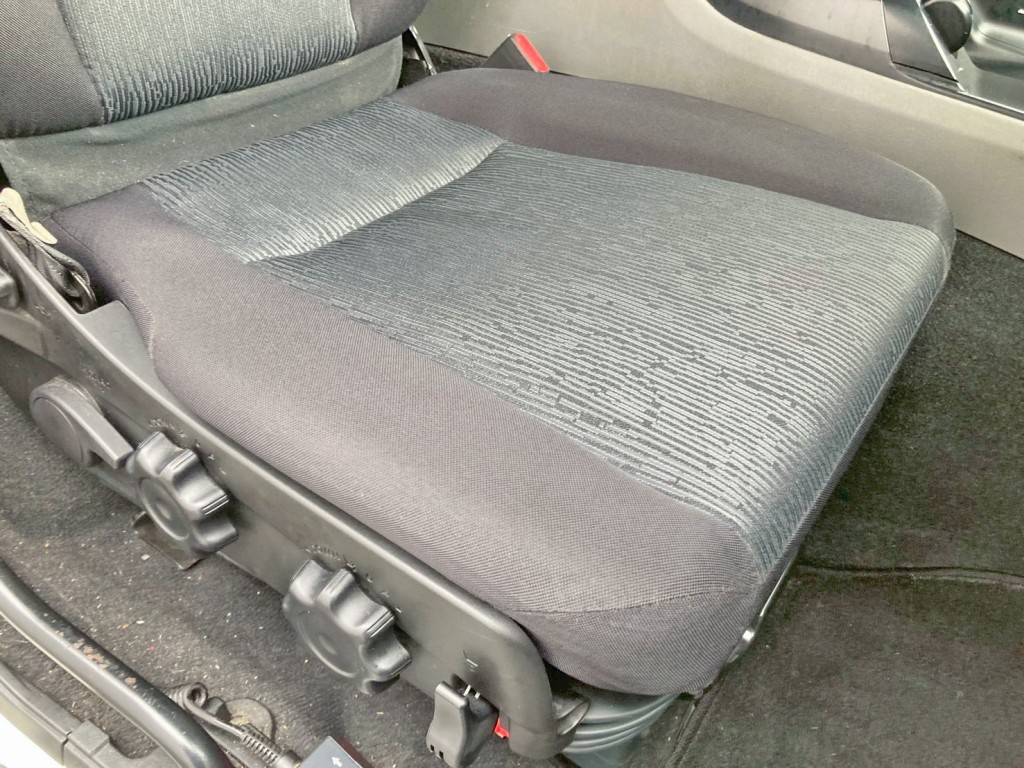 運転席座面にヘタリがあります。|三菱 スーパーグレート 2PG-FP74HDRの写真9