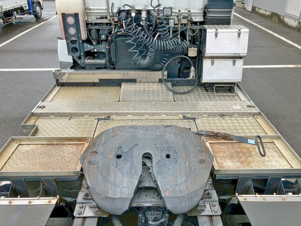 踊り場は縞板アルミです。|三菱 スーパーグレート 2PG-FP74HDRの写真10