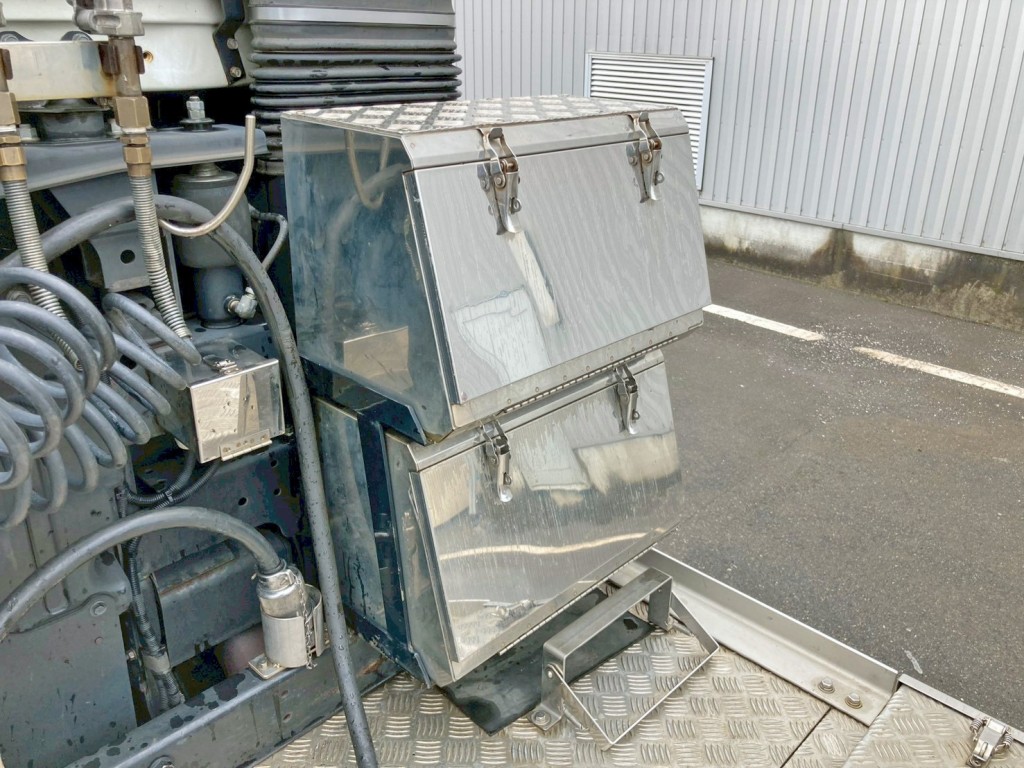 踊り場前方運転席側にステンレス製の工具箱が2つ付いています。|三菱 スーパーグレート 2PG-FP74HDRの写真11