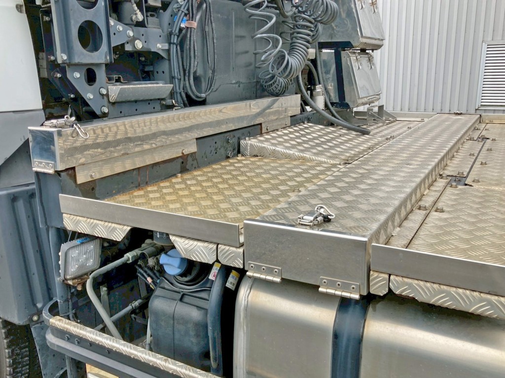 踊り場に物入れが付いています。|三菱 スーパーグレート 2PG-FP74HDRの写真12