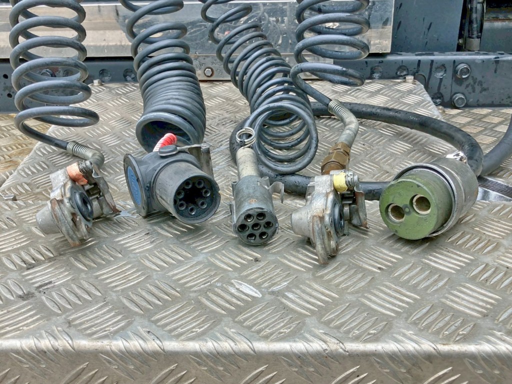 接続コネクター類です。|三菱 スーパーグレート 2PG-FP74HDRの写真13