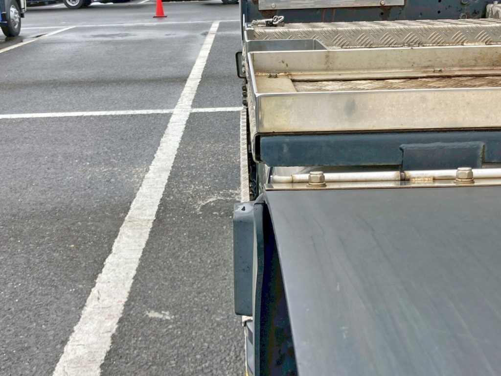 左右当たりゴム分全幅オーバーしています。(助手席側)|三菱 スーパーグレート 2PG-FP74HDRの写真18