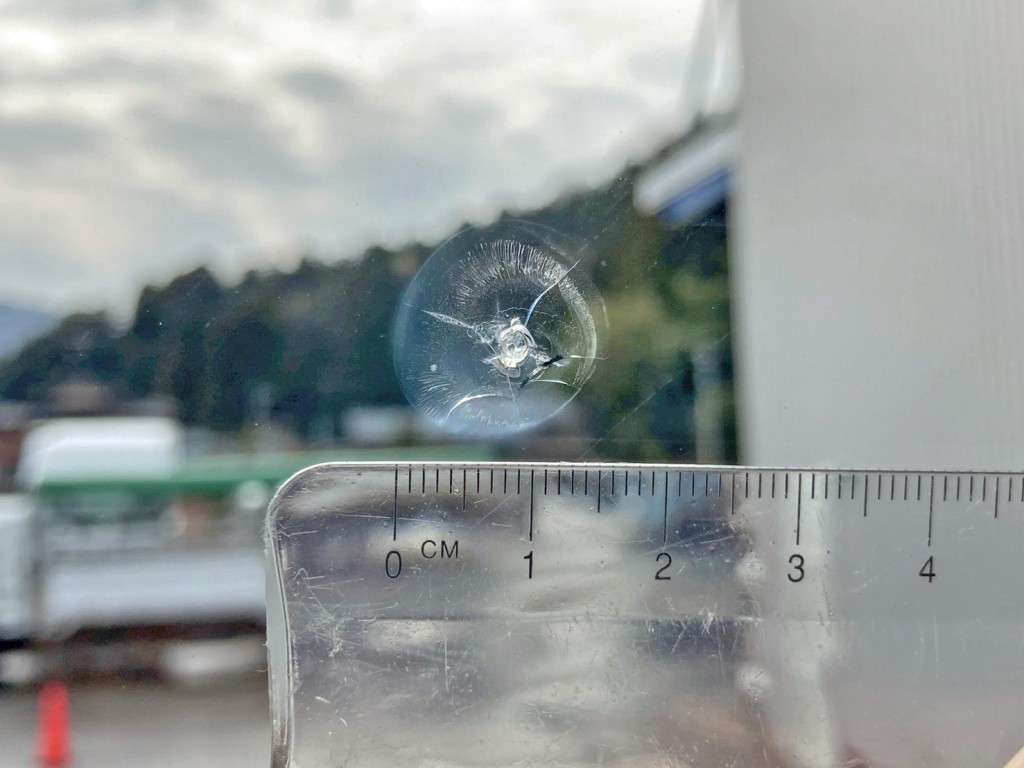 フロントガラスの運転席側上部に飛び石跡があります。|三菱 スーパーグレート 2PG-FP74HDRの写真20