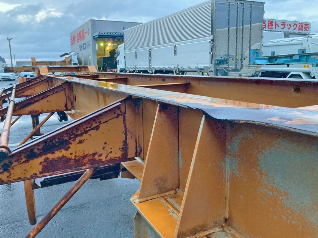 助手席側前軸上部のシャーシにヘコミがあります。|東急  TC28H8B2の写真8