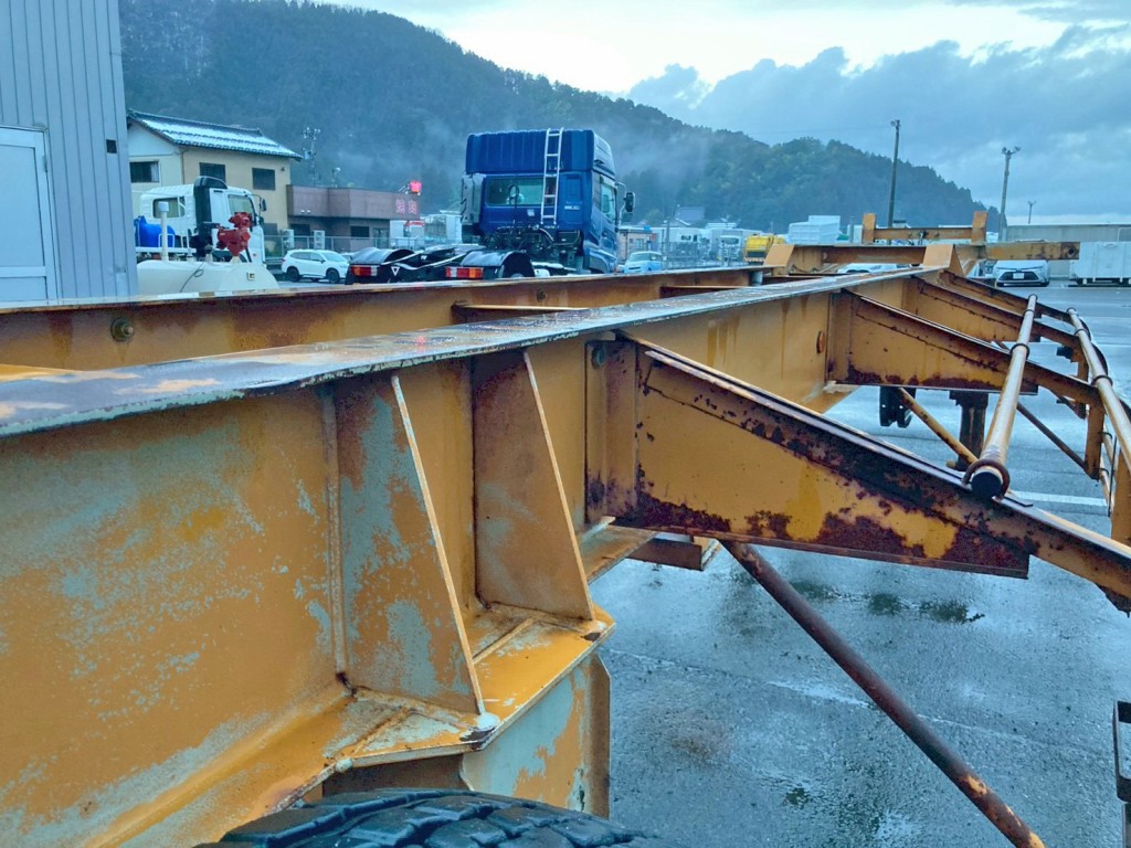 運転席側前軸上部のシャーシに少々ヘコミがあります。|東急  TC28H8B2の写真9