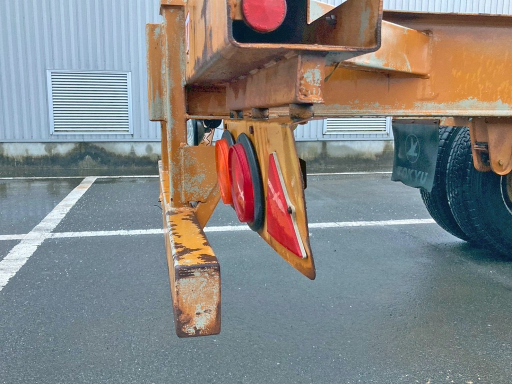 運転席側テールランプブラケットに曲がりがあります。|東急  TC28H8B2の写真19