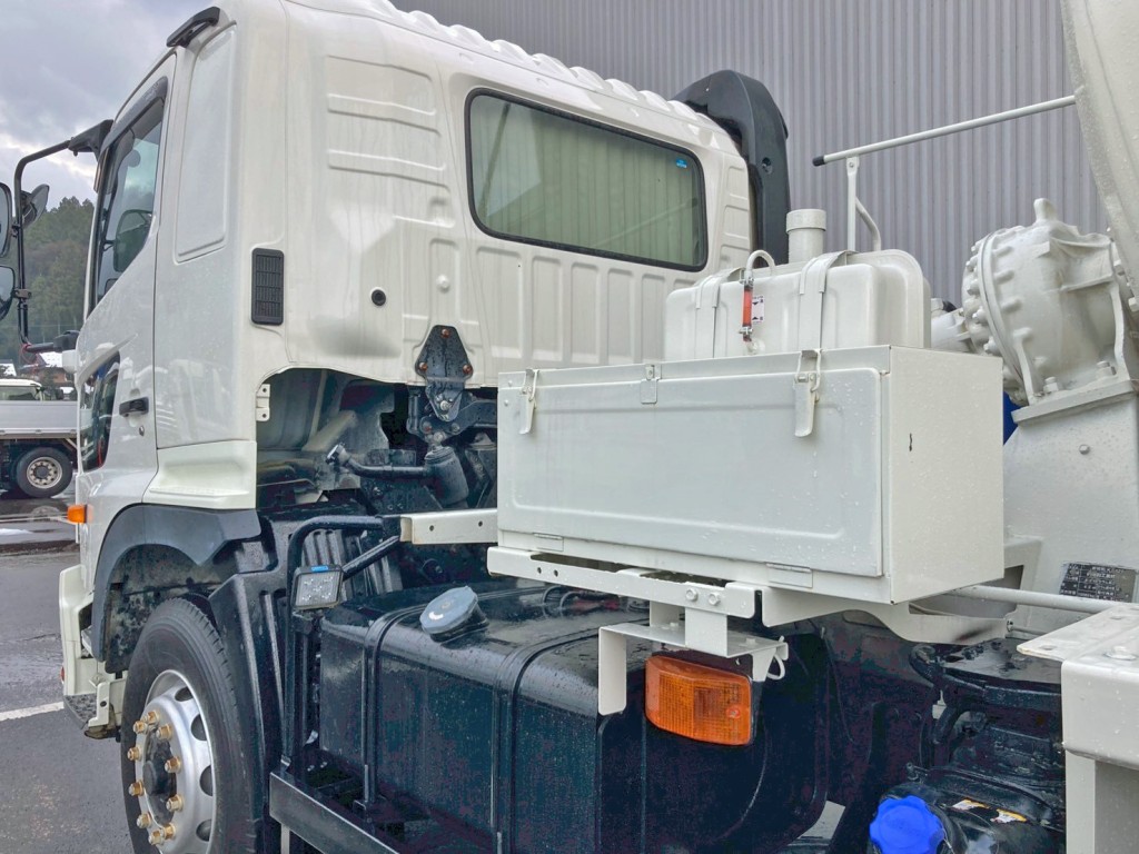 助手席側に工具箱が付いています。|日野 プロフィア 2DG-FS1AGEの写真22