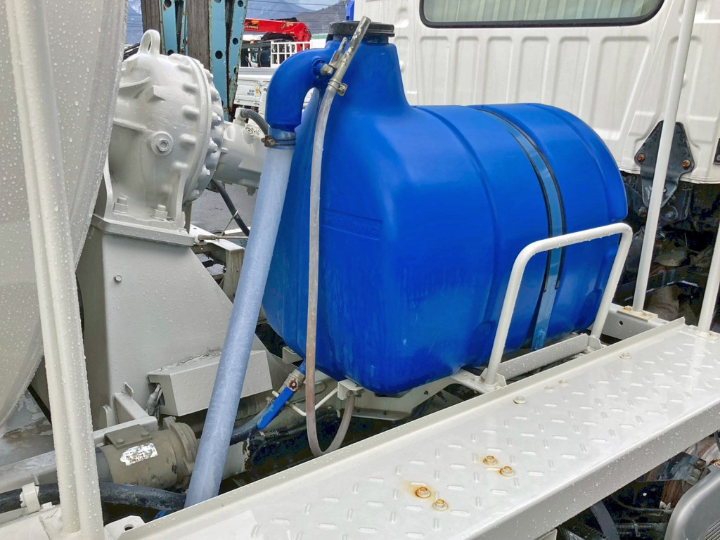 運転席側に水タンクが付いています。|日野 プロフィア 2DG-FS1AGEの写真23