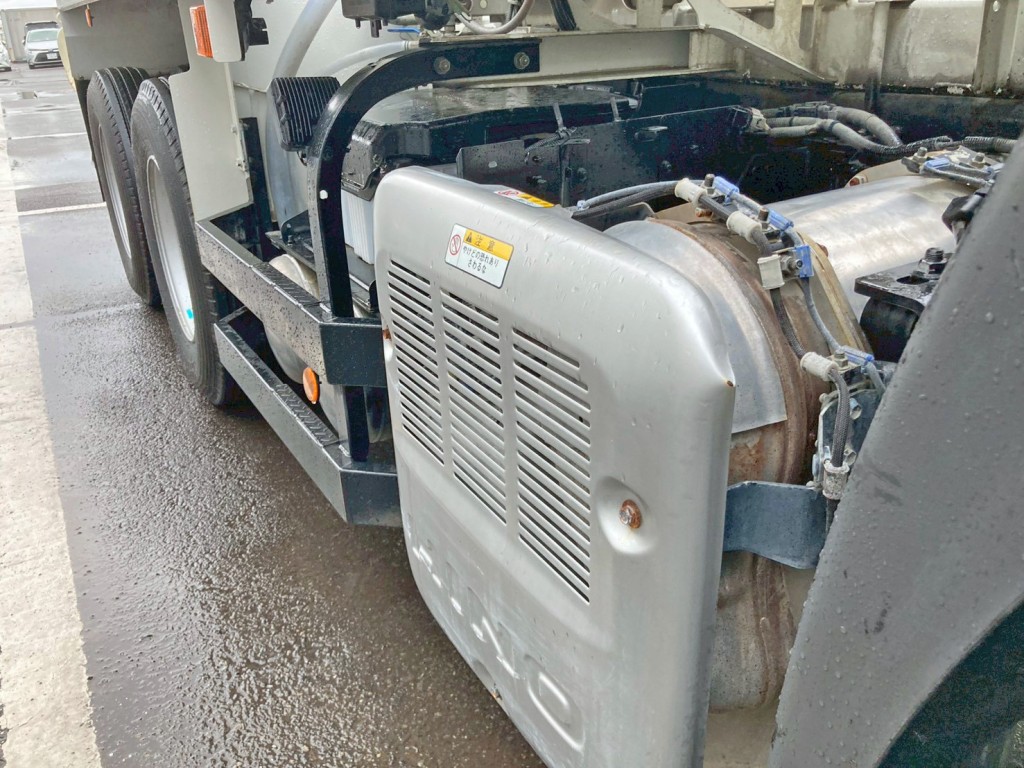 マフラーカバーに曲がりがあります。|日野 プロフィア 2DG-FS1AGEの写真24