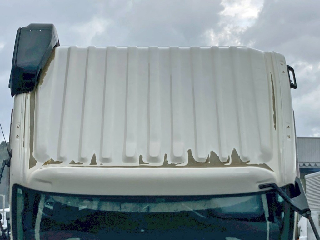 ルーフの所々にコンクリが付着しています。|日野 プロフィア 2DG-FS1AGEの写真31