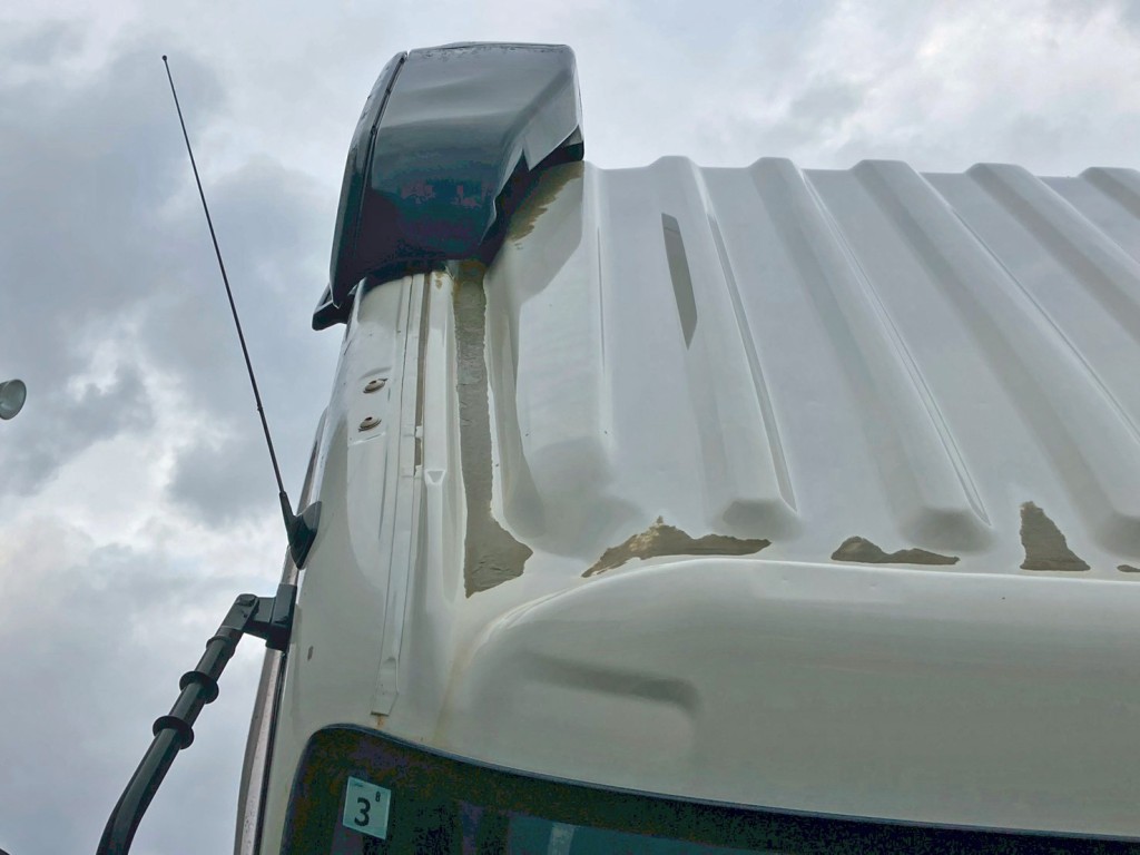 ルーフ運転席側にコンクリが付着しています。|日野 プロフィア 2DG-FS1AGEの写真32