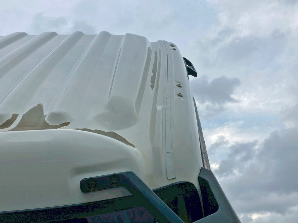 ルーフ助手席側にコンクリが付着しています。|日野 プロフィア 2DG-FS1AGEの写真34