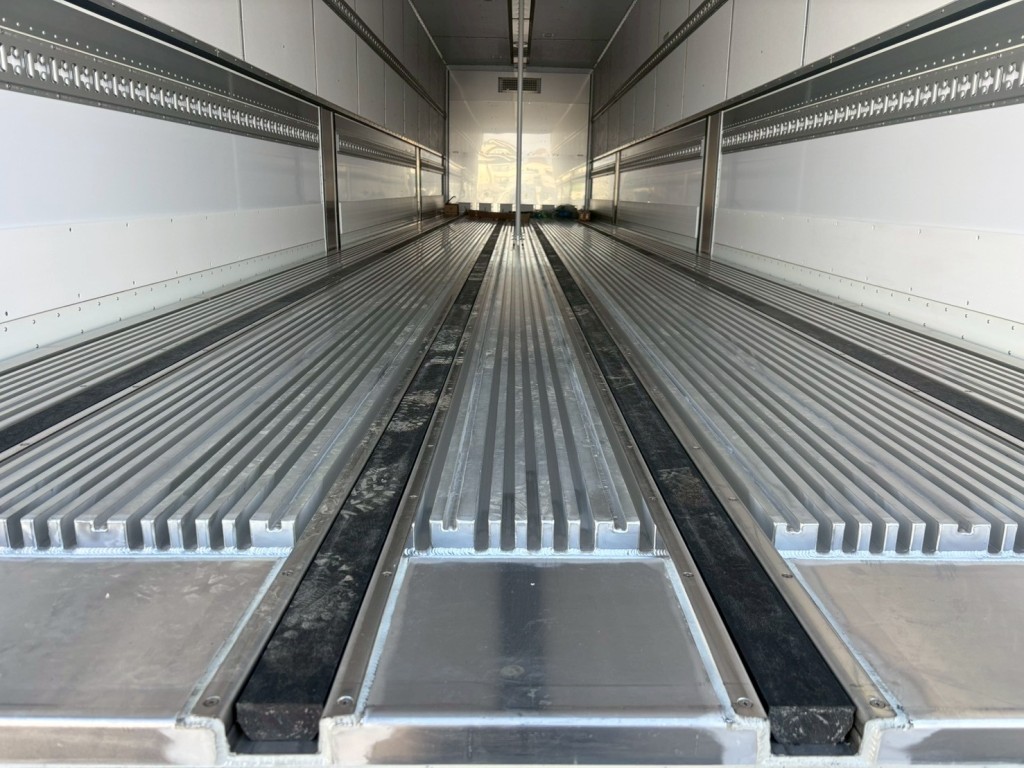 床はT型キーストンアルミ製です。(ジョロダーレールが4列付いています)|トレクス  PFB34118改の写真11