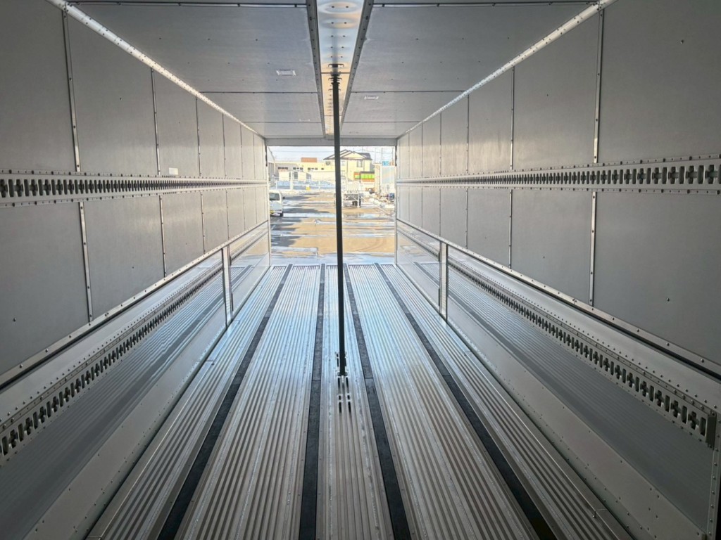 ボディー中央につっかえ棒が付いています。|トレクス  PFB34118改の写真12