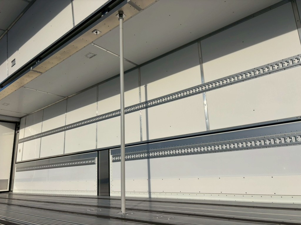 ボディー中央につっかえ棒が付いています。|トレクス  PFB34118改の写真13