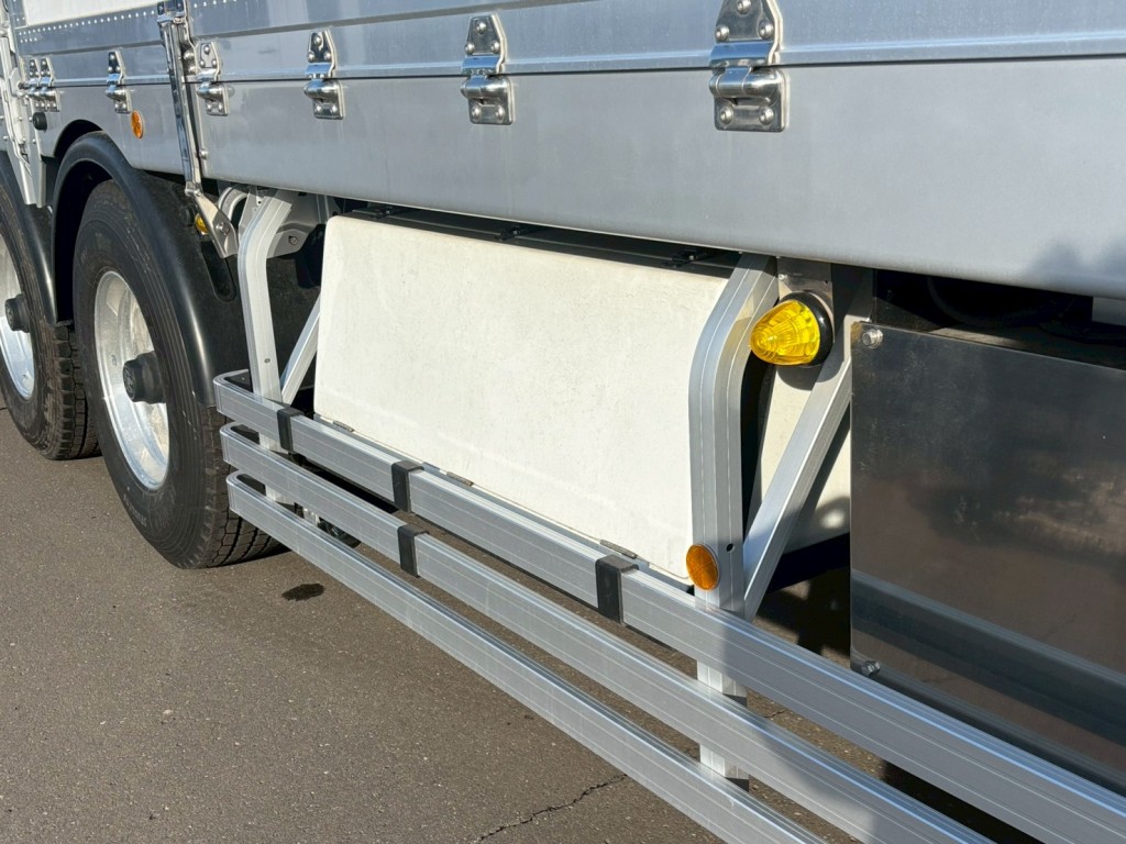 運転席側に工具箱が付いています。|トレクス  PFB34118改の写真19