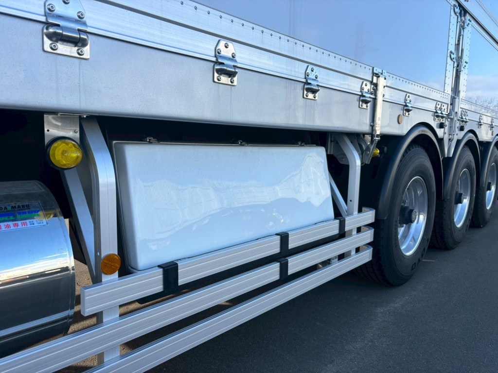 助手席側に工具箱が付いています。|トレクス  PFB34118改の写真20