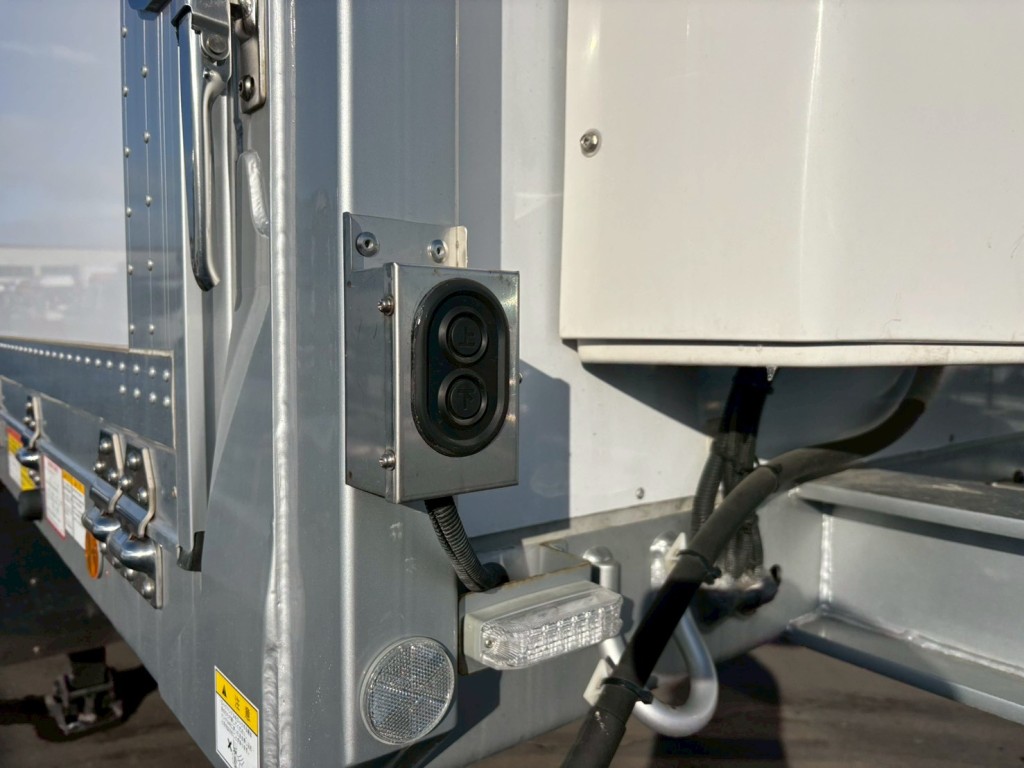 前方左右にウイングの 開閉スイッチが付いています。|トレクス  PFB34118改の写真24