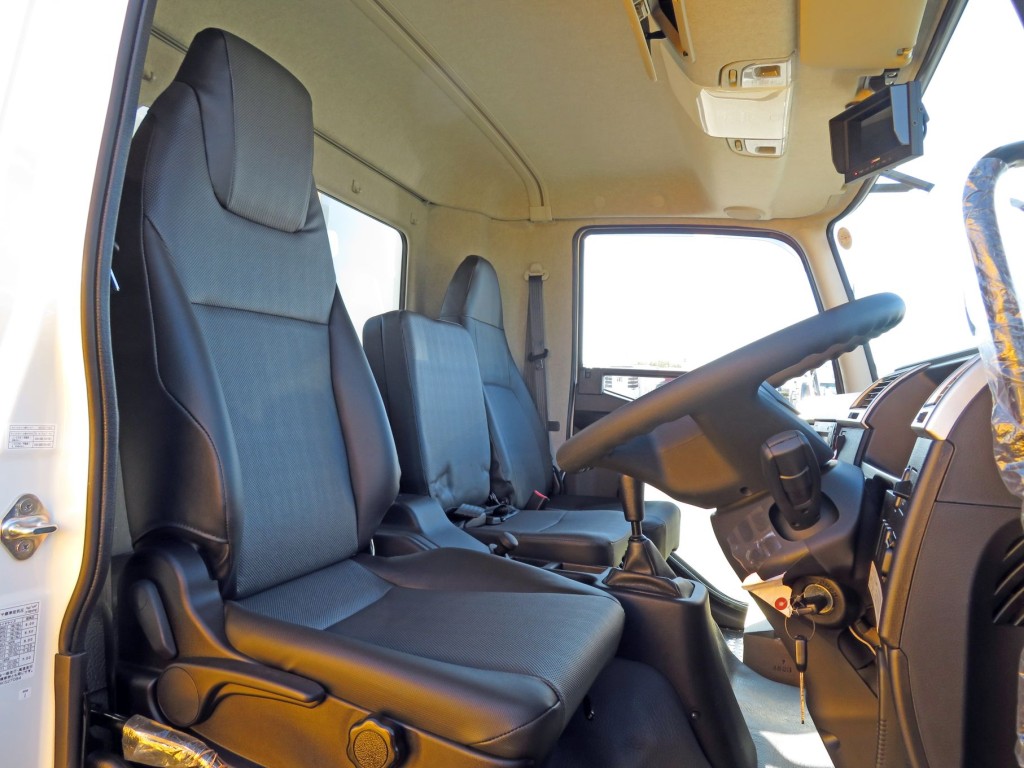 乗車定員は3名です。|三菱 ファイター 2KG-FK72F(2WD)の写真6