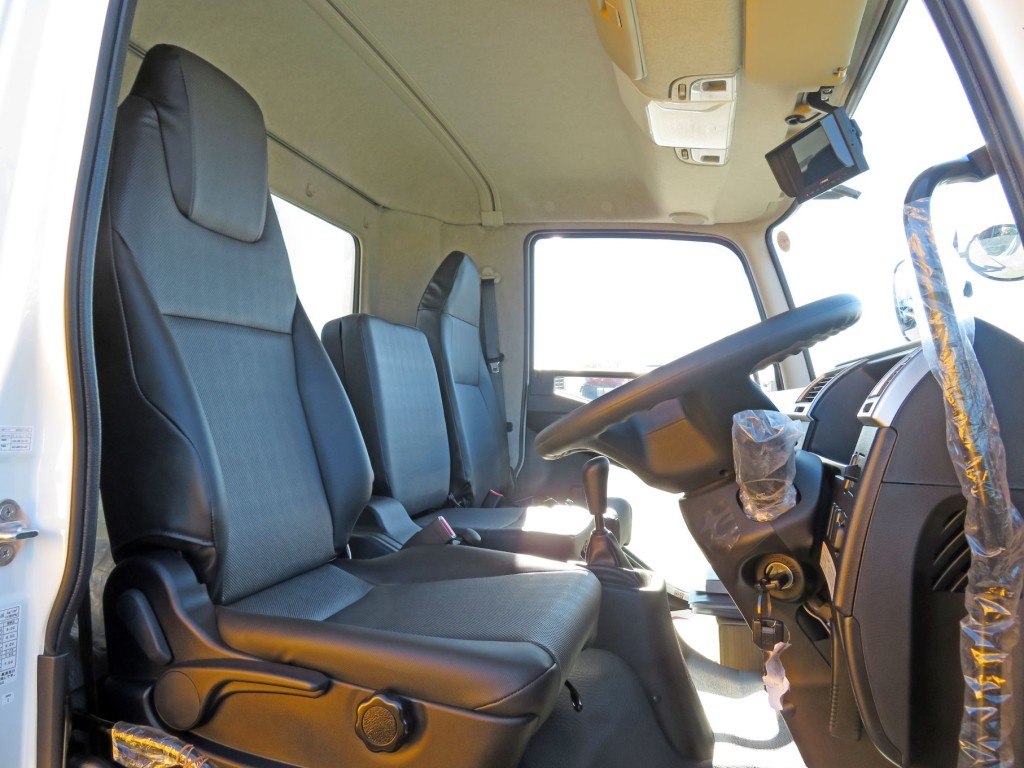 乗車定員は3名です。|三菱 ファイター 2KG-FK72F(2WD)の写真6