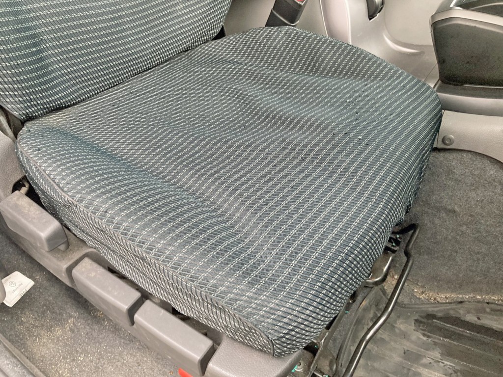 運転席座面にヘタリがあります。|UDトラックス クオン 2RG-CG5FAの写真8