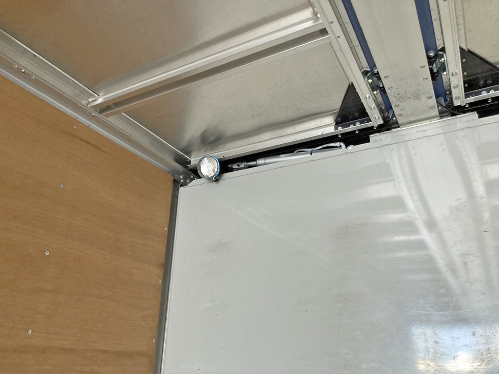 プロテクター上部助手席側に室内灯が付いています。|UDトラックス  2RG-CG5FAの写真13