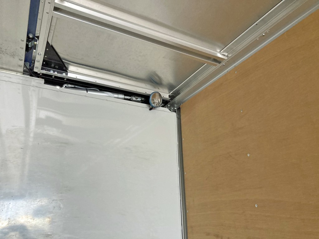 プロテクター上部運転席側に室内灯が付いています。|UDトラックス クオン 2RG-CG5FAの写真14