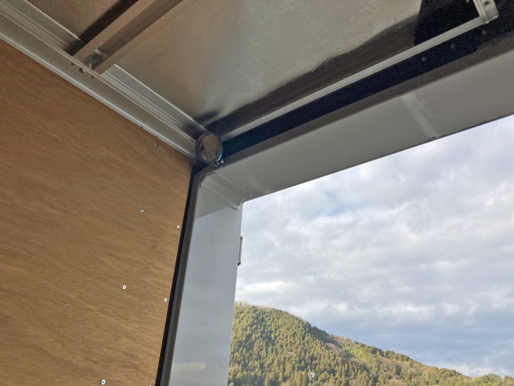 門口上部運転席側に室内灯が付いています。|UDトラックス クオン 2RG-CG5FAの写真16