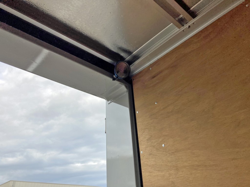 門口上部助手席側に室内灯が付いています。|UDトラックス クオン 2RG-CG5FAの写真17