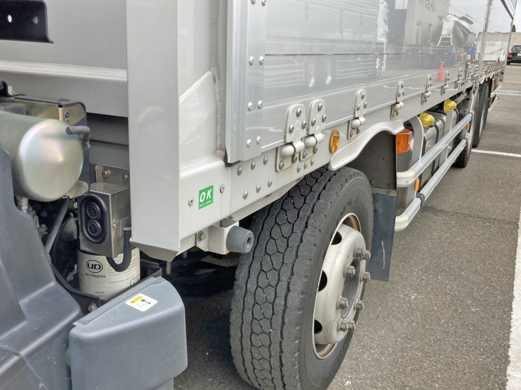 ボディー前方左右にもウイングの開閉スイッチが付いています。|UDトラックス  2RG-CG5FAの写真18